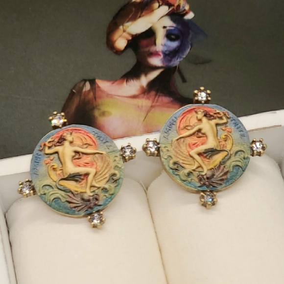 Elegant Art Nouveau Alluring Lady Crystal Crystal Embellished Gold Earrings - Picture 10 of 13